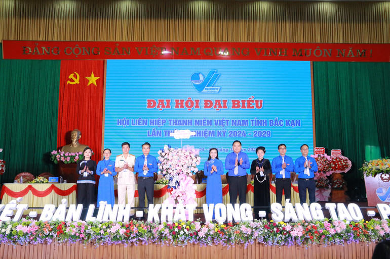 Trung ương Đoàn- Trung ương Hội LHTN Việt Nam tặng hoa chúc mừng Đại hội. img-3899-9500.jpg