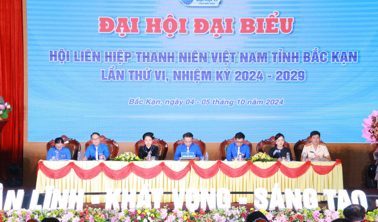 Đoàn Chủ tịch điều hành Đại hội. img-3890-6144.jpg