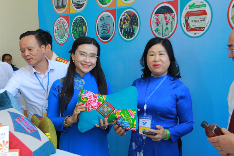 Sản phẩm của thanh niên Bắc Kạn mang đậm màu sắc dân tộc. img-4111-8900.jpg