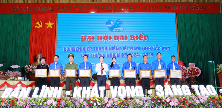 Đồng chí Nguyễn Đăng Bình, Phó Bí thư Tỉnh uỷ, Chủ tịch Ủy ban nhân dân tỉnh tặng Bằng khen đối với những tập thể, cá nhân có thành tích xuất sắc trong công tác Hội và phong trào thanh niên tỉnh Bắc Kạn nhiệm kỳ 2019 - 2024. img-4350-6200.jpg