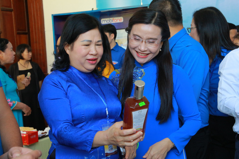 Các đại biểu tham quan các sản phẩm khởi nghiệp của thanh niên. img-4075-7826.jpg
