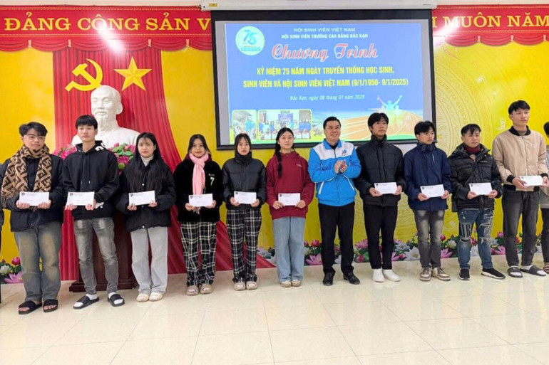 Anh Triệu Tiến Trình, Bí thư Tỉnh đoàn Bắc Kạn trao học bổng cho HSSV có hoàn cảnh khó khăn, vươn lên trong học tập. thiet-ke-chua-co-ten-7.jpg