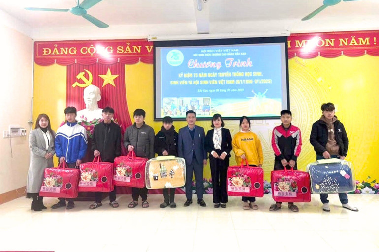 Đại diện Trường Cao đẳng Bắc Kạn và Công ty Cổ phần Nhân lực Quốc tế ICO tặng chăn ấm cho HSSV có hoàn cảnh khó khăn. thiet-ke-chua-co-ten-8.jpg