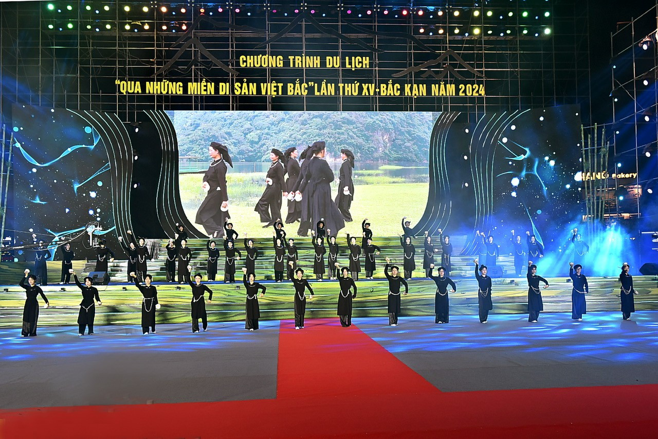 Màn múa bát trong Chương trình "Qua những miền di sản Việt Bắc" lần thứ XV, tỉnh Bắc Kạn năm 2024. z5981251845998-17a7f5a4704cc4058884c536fb955415.jpg