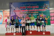 Trao giải cho nội dung đôi nam lãnh đạo.