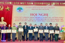 Trao Giấy khen của UBND huyện cho 6 tập thể.