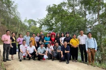 Các đại biểu chụp ảnh lưu niệm.