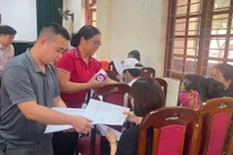 Cử tri Tổ dân phố 3, thị trấn Bằng Lũng góp ý vào 02 dự thảo.