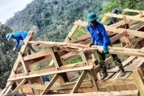 Tuổi trẻ Chợ Đồn góp sức xóa nhà tạm