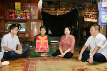 Đồng chí Phương Thị Thanh, Phó Bí thư Thường trực Tỉnh ủy, Chủ tịch HĐND tỉnh tặng quà người có công tại huyện Chợ Đồn