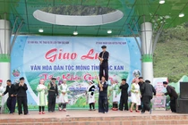 Múa khèn.