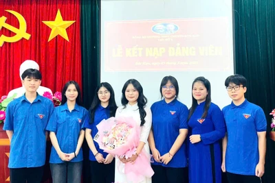 Thầy giáo Lê Xuân Thứ, Bí thư Đảng bộ, Hiệu trưởng Trường THPT Chuyên Bắc Kạn và cô giáo Lã Thị Lệ Hà, Bí thư Chi bộ 1, Trường THPT Chuyên Bắc Kạn trao Quyết định kết nạp cho đảng viên mới Trần Thị Quỳnh Hương.