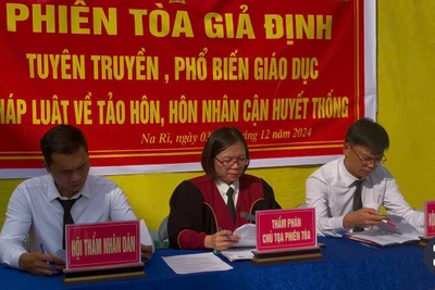 “Phiên tòa giả định” – hình thức tuyên truyền giáo dục pháp luật hiệu quả ở Na Rì 