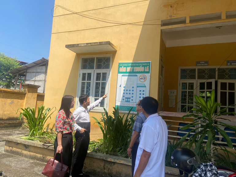 Cán bộ Trung tâm Kiểm soát bệnh tật tỉnh Bắc Kạn phối hợp với huyện Ba Bể giám sát việc thực hiện Luật Phòng, chống tác hại của thuốc lá. cc9fd6533733906dc922.jpg