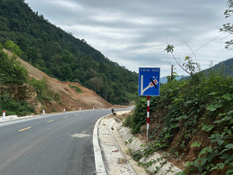 Biển này hướng về thành phố Bắc Kạn tại địa phận xã Bằng Phúc nhưng lại chỉ hướng đi hồ Ba Bể chỉ còn 300m. img-1503.jpg