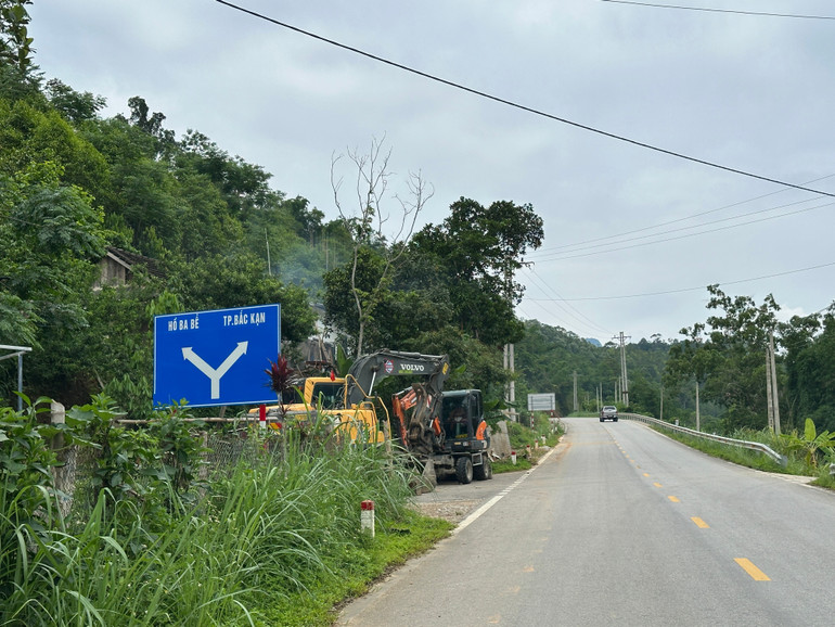Biển chỉ hướng đi hồ Ba Bể và thành phố Bắc Kạn lẽ ra phải đặt bên phải đường nhưng lại đặt bên trái đường. img-1513.jpg