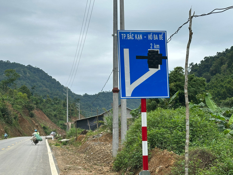 Biển này đặt tại khu vực thôn Phiêng Phung, xã Bằng Phúc hướng thực tế về thành phố Bắc Kạn nhưng chỉ dẫn tới hồ Ba Bể 2km là sai. img-1497.jpg