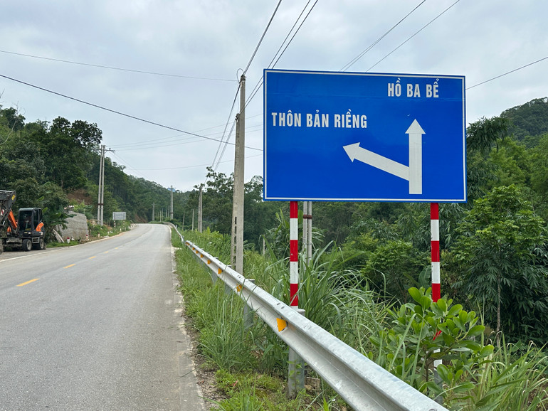 Biển chỉ dẫn viết sai tên địa danh Bản Giềng thành Bản Riềng. img-1511.jpg