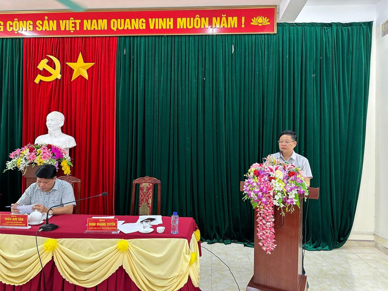 Đồng chí Đinh Quang Tuyên, Ủy viên Ban Thường vụ Tỉnh ủy, Phó Chủ tịch Thường trực UBND tỉnh đối thoại trực tiếp với người dân thị trấn Đồng Tâm, huyện Chợ Mới về GPMB xây dựng tuyến đường nội thị. 8a19f887521bf745ae0a.jpg