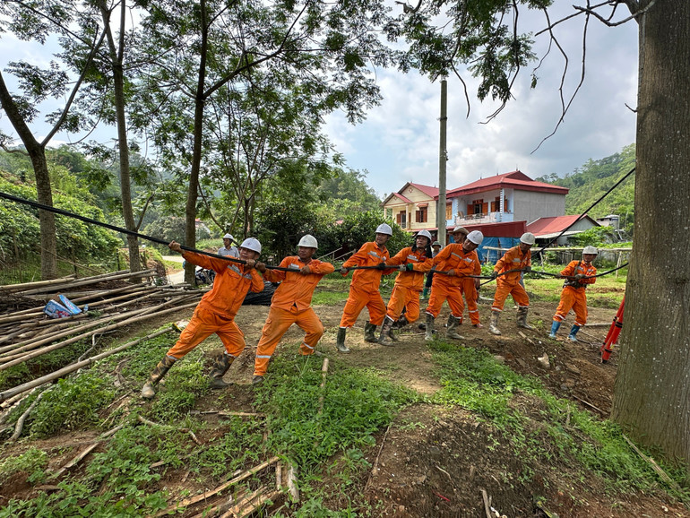 កម្លាំងឆក់របស់ក្រុមហ៊ុនអគ្គិសនីបាក់កាន ចល័តចេញពីអគ្គិសនីស្រុក ក្រុង និងក្រុមអគ្គិសនី ១១០ គីឡូវ៉ុល។ img-1122.jpg
