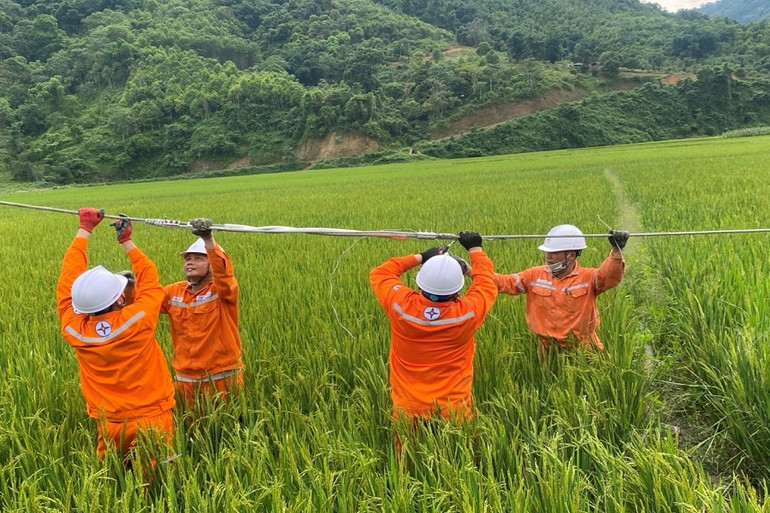 Hình ảnh công nhân điện lực Ba Bể đang thực hiện táp dây, đảm bảo không để xảy ra sự cố sự cố.jpg