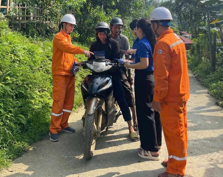 Chi đoàn Điện lực Pác Nặm kết hợp với Đoàn xã Xuân La thực hiện chương trình Chung tay bảo vệ an toàn hành lang lưới điện cao áp năm 2024. 10d3c7d91ff2a6acffe3-2189.jpg
