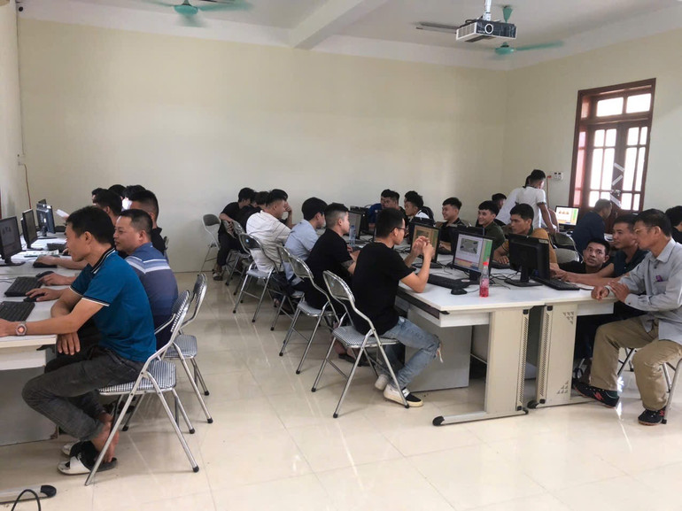 Học viên học lái xe thực hành lý thuyết. img-9040.jpg