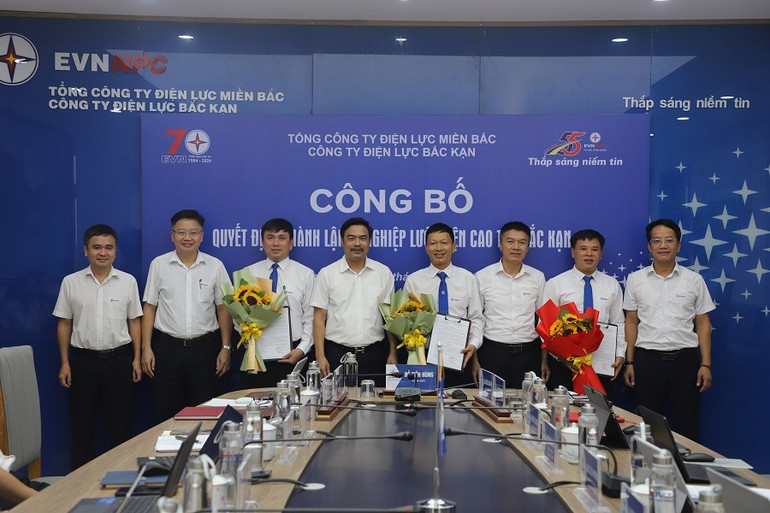 Lãnh đạo Công ty Điện lực Bắc Kạn công bố quyết định thành lập Xí nghiệp Lưới điện cao thế Bắc Kạn và các quyết định bổ nhiệm cán bộ vào các chức danh lãnh đạo xí nghiệp. Ban Lãnh đạo Công ty Điện lực Bắc Kạn chúc mừng Xí nghiệp Lưới điện cao thế Bắc Kạn.jpeg