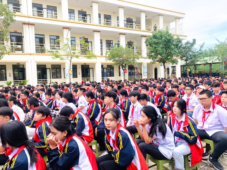Đẩy mạnh tuyên truyền về tác hại của TLĐT, TLNN được triển khai rộng rãi, nhất là trong các trường học trên địa bàn tỉnh Bắc Kạn. z5975075258262-d83f799f8290ab0cb54d7b1eea916d1b.jpg