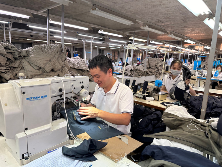 Hiện nay Công ty có 03 dây chuyền sản xuất với hơn 130 công nhân, công suất có thể nâng lên 13-15 dây chuyền, nhu cầu tuyển dụng lao động không giới hạn về số lượng và độ tuổi. img-5229.jpg