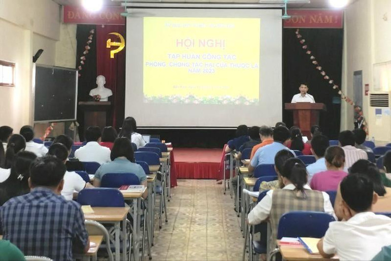 Trung tâm Kiểm soát bệnh tật tỉnh Bắc Kạn tập huấn tuyên truyền về tác hại của thuốc lá cho đội ngũ giáo viên tại trường học. z4797220756435-2f63526209b23d70c6727120442ff907-4744.jpg