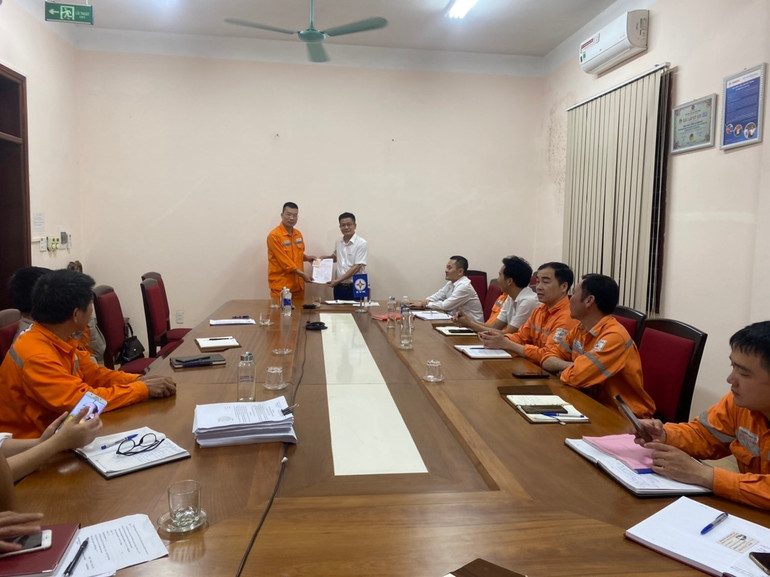 Nhiệm kỳ 2020-2025 toàn Đảng bộ kết nạp được 24 đảng viên mới. cong-tac-phat-trien-dang-vien.jpg