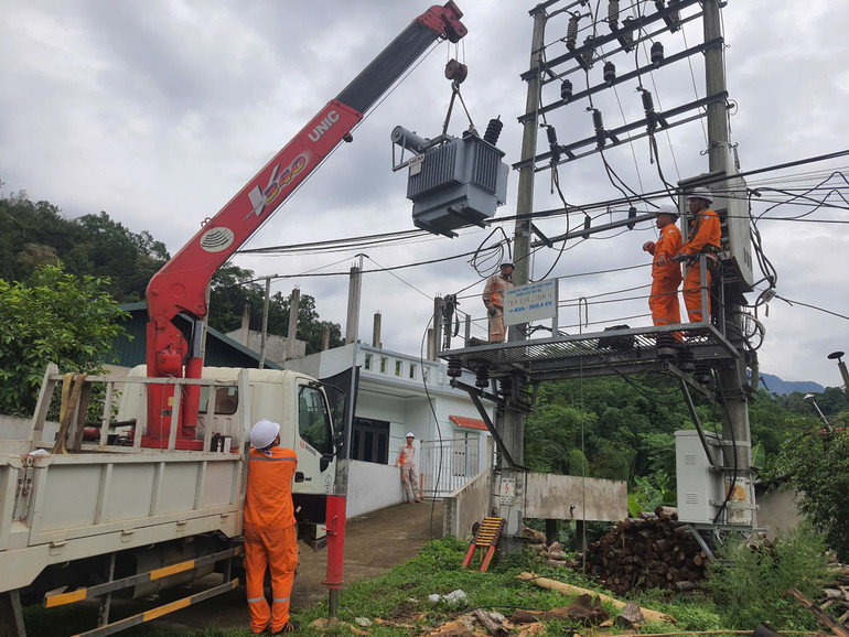 La estación transformadora de Dia Linh es una de las últimas cuatro estaciones transformadoras en el distrito de Ba Be afectadas por las inundaciones y fue restaurada y reanudó sus operaciones el 27 de mayo. 6f310b83f8234d7d1432.jpg