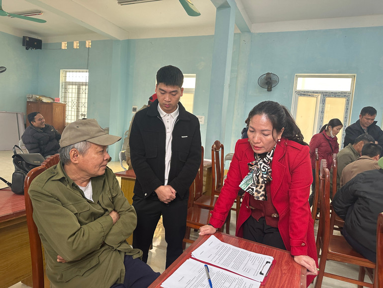Người dân xã Nông Hạ (Chợ Mới) kiến nghị với cơ quan chuyên môn thực hiện công tác GPMB về hỗ trợ mồ mả sát chỉ giới thu hồi. img-7128.jpg