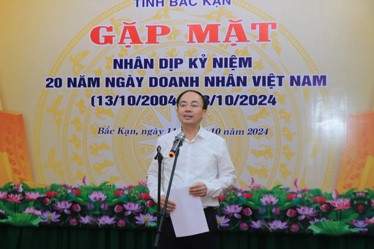 Đồng chí Nguyễn Đăng Bình, Phó Bí thư Tỉnh ủy, Chủ tịch UBND tỉnh phát biểu tại buổi gặp mặt. aa2e5ab7768acfd4969b-598.jpg