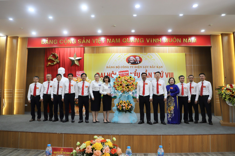 Đại diện Đảng ủy Công ty Điện lực Thái Nguyên chúc mừng Đại hội Đảng bộ Công ty Điện lực Bắc Kạn. img-1941.jpg