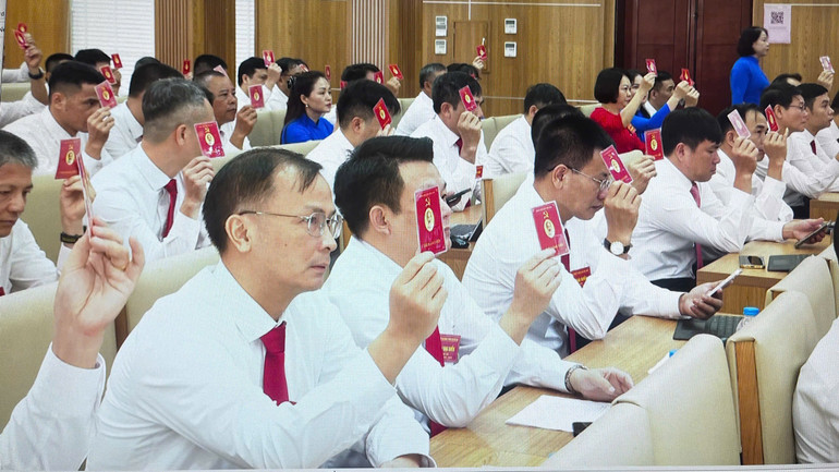 Các đảng viên biểu quyết thông qua Nghị quyết Đại hội Đảng bộ Công ty Điện lực Bắc Kạn lần thứ VIII nhiệm kỳ 2025-2030. img-1940.jpg