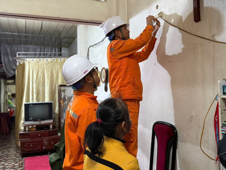 Điện lực thành phố Bắc Kạn thay thế thiết bị điện miễn phí cho hộ nghèo có hoàn cảnh khó khăn. z6145917656132-ae7061bbe1aa20a305a7ff7cc5271460.jpg