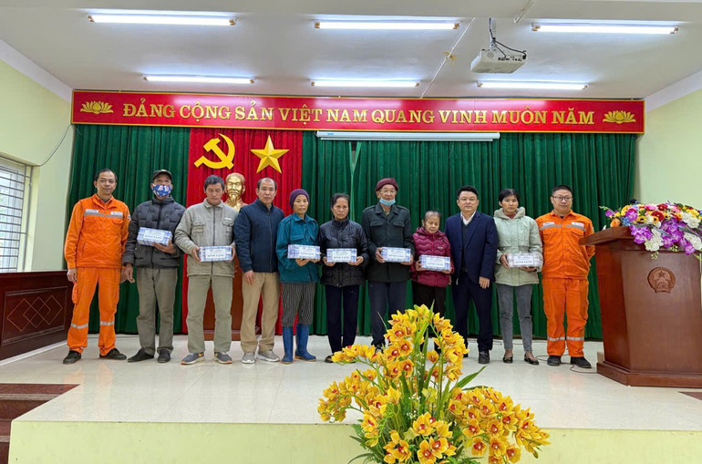 Nhân tháng Tri ân khách hàng, ngày 09/12/2024, Chi Đoàn Điện lực Thành phố Bắc Kạn phối hợp với Phòng Kinh doanh ĐLTP trao tặng 20 suất quà và thay 15 bóng đèn cho các hộ gia đình có hoàn cảnh khó khăn tại phường Sông Cầu (TP. Bắc Kạn) và xã Mỹ Thanh (huyện Bạch Thông) với tổng kinh phí 6 triệu đồng. z6145917645096-013cffc5a9fd6519c3663456c9d08844.jpg