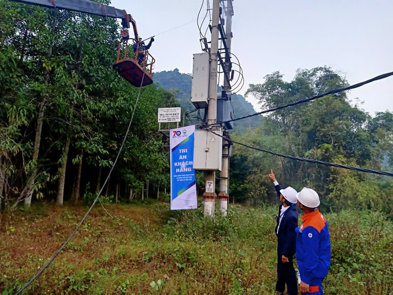 Điện lực Chợ Đồn thực hiện vệ sinh sứ cách điện cho khách hàng. z6145913230266-5589fb61fdf41ce3ef41b2e1ae1fa657.jpg
