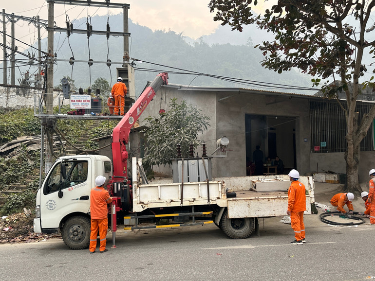 Máy biến áp đã được nâng công suất để đáp ứng cho nhu cầu sử dụng điện của người dân. img-7427.jpg
