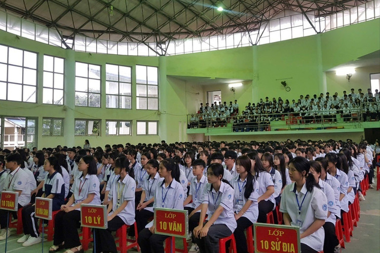 Học sinh Trường THPT Chuyên Bắc Kạn thường xuyên được tuyên truyền về tác hại của thuốc lá cũng như các quy định cấm hút thuốc trong nhà trường. anh-663-9638.jpg