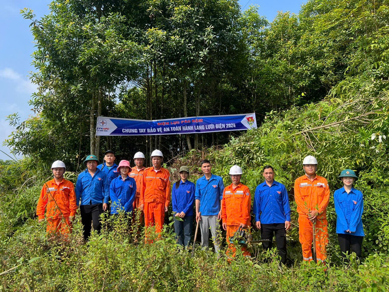 Điện lực Pác Nặm tổ chức phát động tuyên truyền Chung tay bảo vệ an toàn hành lang lưới điện năm 2024. 853d6668e7405e1e0751-2751.jpg