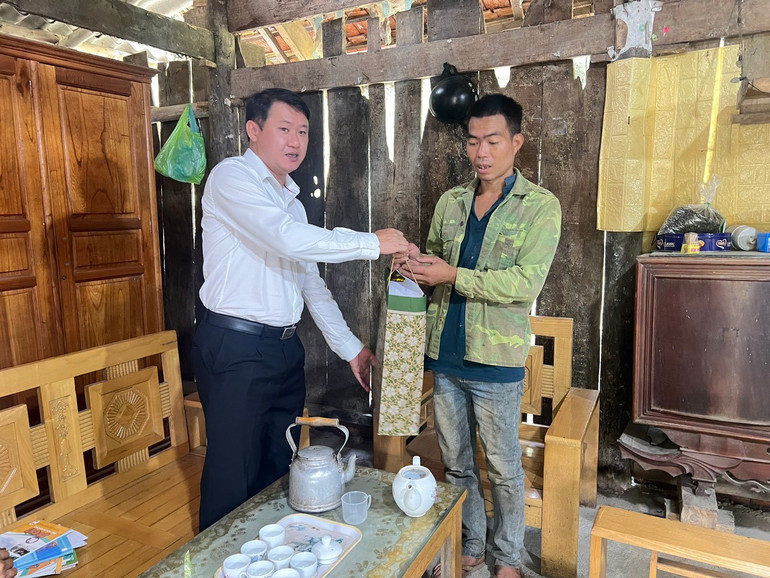 Đại diện Ban An toàn giao thông tỉnh đến thăm, tặng quà động viên gia đình có nạn nhân tử vong vì tai nạn giao thông tại xã Mỹ Phương (Ba Bể). 3d692112bdc1069f5fd0.jpg