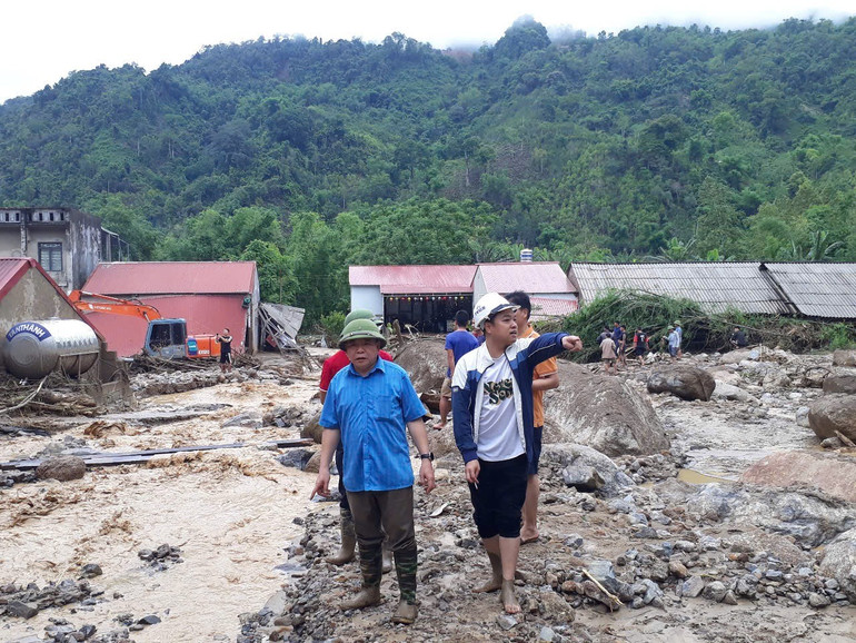 Lãnh đạo Sở Xây dựng có mặt tại hiện trường sáng 18/5 để chỉ đạo công tác khắc phục lũ quét, phấn đấu thông tuyến chiều 18/5. img-0955.jpg