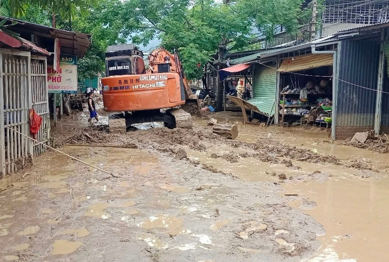 Máy móc phương tiện của Công ty cổ phần quản lý và xây dựng giao thông Bắc Kạn được huy động kịp thời, triển khai hót dọn bùn, đất đá trên tuyến đường. img-0952.jpg