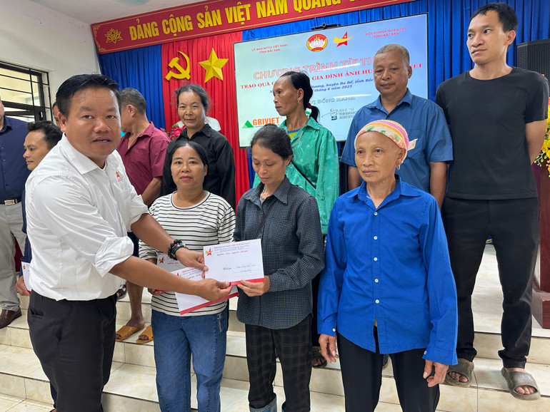 Ông Nguyễn Văn Nam, Chủ tịch Hội Doanh nhân trẻ Bắc Kạn trao quà cho bà con bị ảnh hưởng bởi lũ quét tại xã Yến Dương (Ba Bể). img-1673.jpg