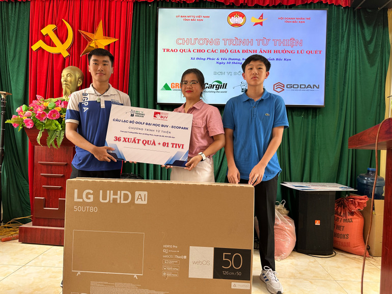 Đại diện Câu lạc bộ Golf Trường Đại học BUV-Ecopark (Hà Nội) trao quà của CLB cho Trường Mầm non xã Bằng Phúc. img-1722.jpg