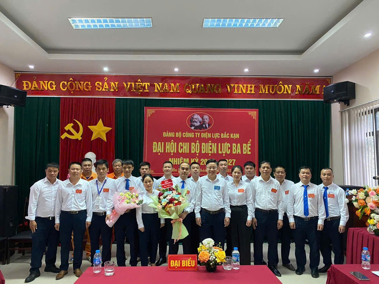 Lãnh đạo Công ty Điện lực Bắc Kạn dự và chúc mừng thành công Đại hội Chi bộ Điện lực Ba Bể nhiệm kỳ 2025-2027. img-1787.jpg