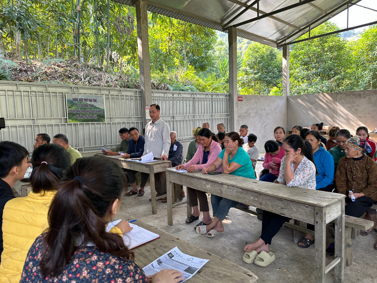 Chi nhánh Công ty TNHH Kẻ gỗ tại Bắc Kạn và Viện Nghiên cứu lâm sinh Việt Nam triển khai tập huấn cho bà con thôn Đon Liên, xã Bình Trung (Chợ Đồn) về lợi ích khi tham gia quản lý rừng bền vững. img-5359.jpg